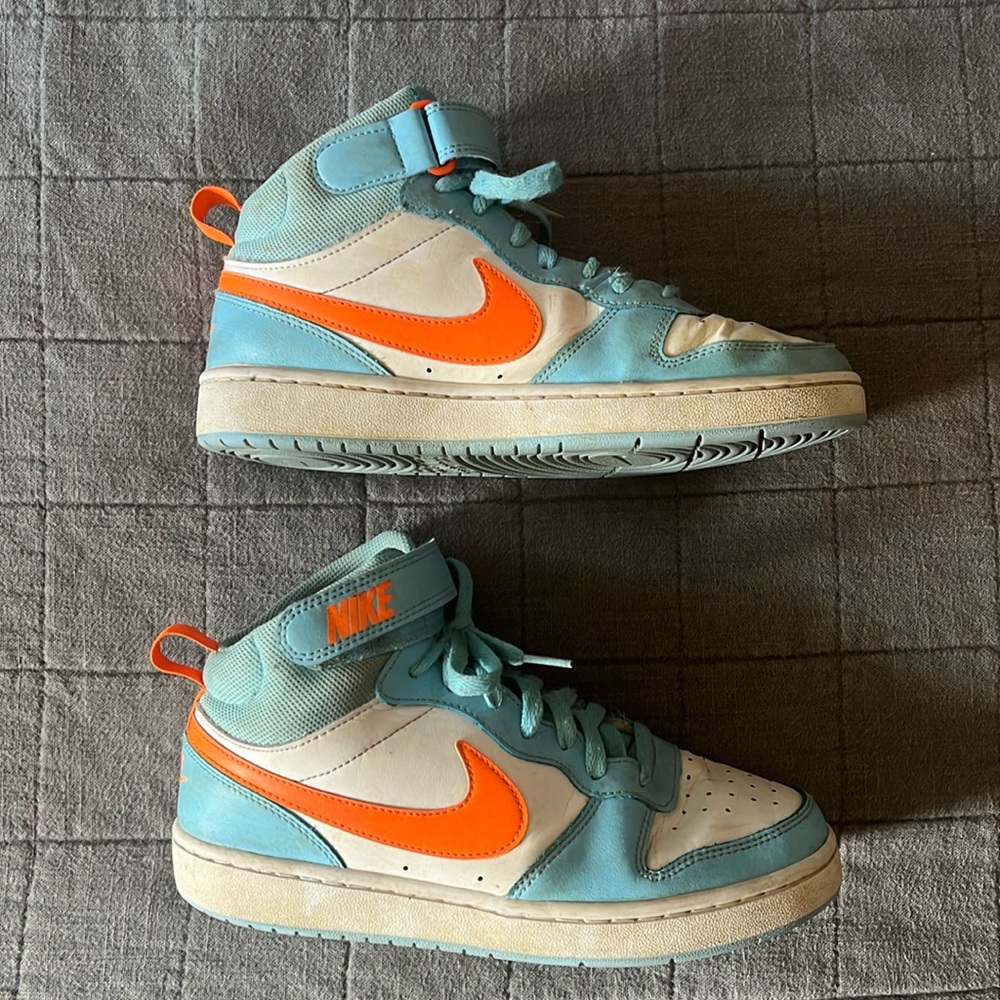Nike court borough mid II